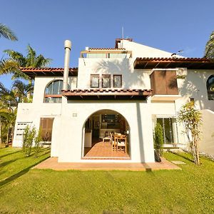 Ap/Casa com jardim em condomínio na beira da praia